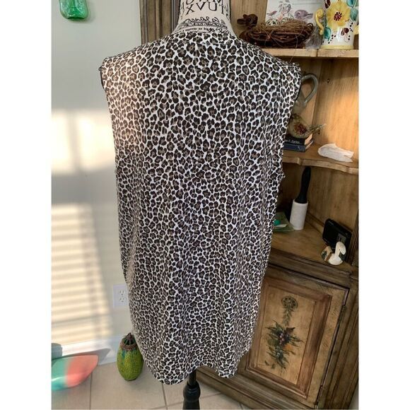 Animal Print Sleeveless Blouse - Picture 4 of 6